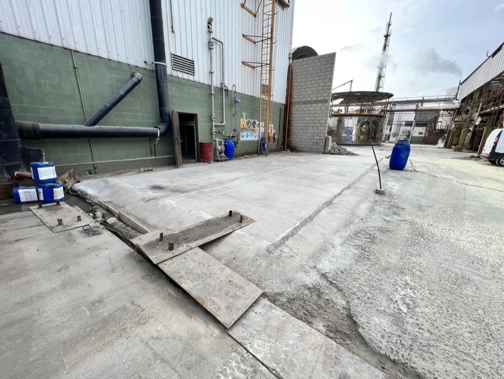 Platea de hormigón en planta industrial