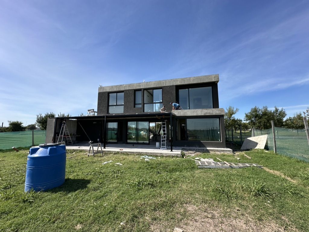 Vivienda de dos plantas terminada, vista exterior